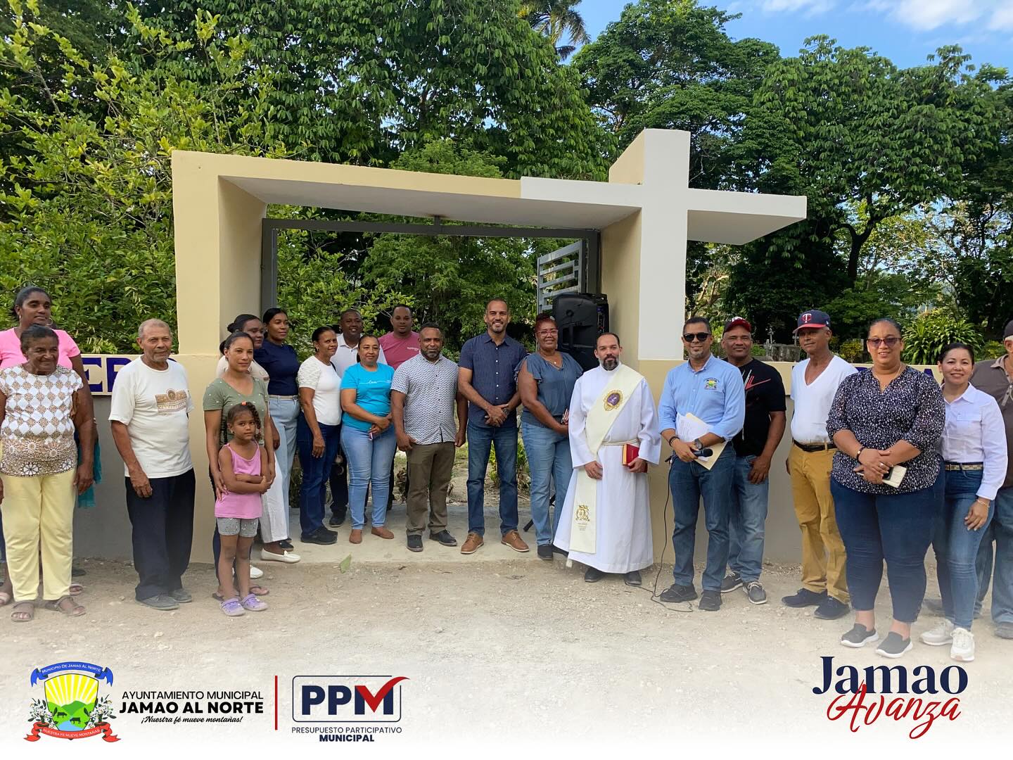 “Alcalde Jairo Morillo entrega cementerio remodelado en la comunidad de Las Espinas” Nuestro Alcalde Sr. Jairo Morillo entregó hoy el remozado cementerio de la comunidad de Las Espinas, una obra elegida por los comunitarios durante las asambleas realizadas del Presupuesto Participativo 2025, en coordinación con la Federación Dominicana de Municipios.