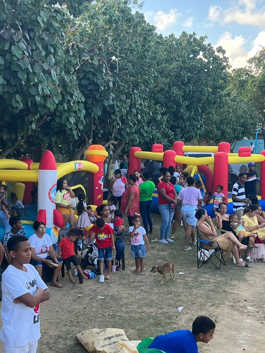 En el marco de nuestras fiestas  patronales, disfrutamos de una tarde llena de sonrisas, juegos y entretenimiento,  dedicada especialmente a nuestros niños y niñas. 🏃‍♂️⚽🎈 Fue un momento para compartir en comunidad, fortalecer la unión familiar y regalarles a los más pequeños una tarde de alegría y sana diversión. #PatronalesJamao2025 #TardeInfantil #JamaoAlNorte