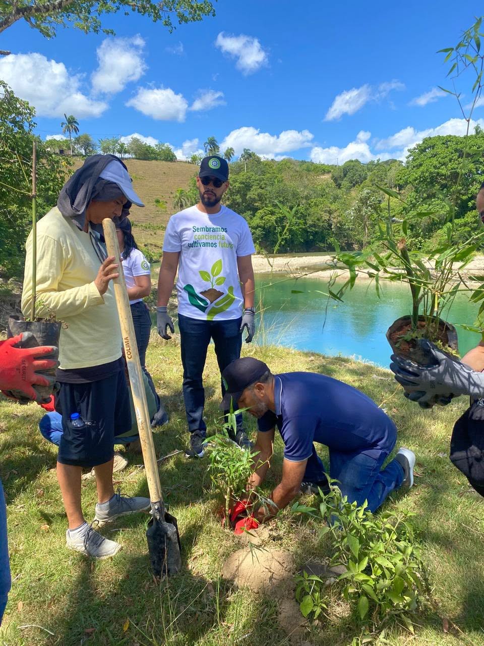 Junto a CoopAdepe, ADEPE, Codejan, agricultura y la Alcaldía Jamao realizamos una intensa jornada de siembra de árboles en la rivera del Río Yasica, una iniciativa con la que buscamos recuperar la zona de bosques y evitar las erosiones del sue