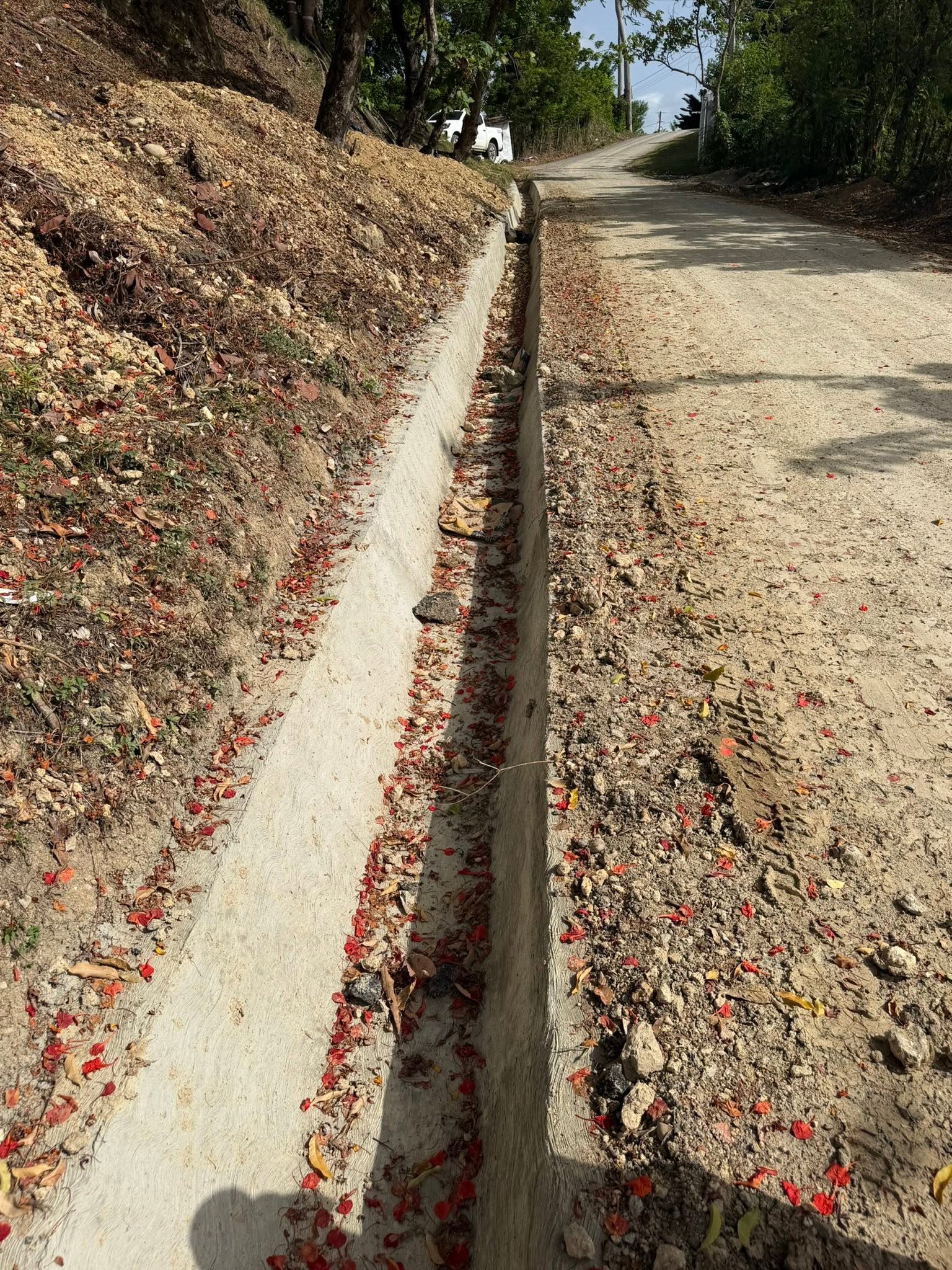 Construimos canaletas al camino de Arroyo del gato para realizar bacheo y garantizar durabilidad del asfalto. El trabajo es nuestra mejor vo